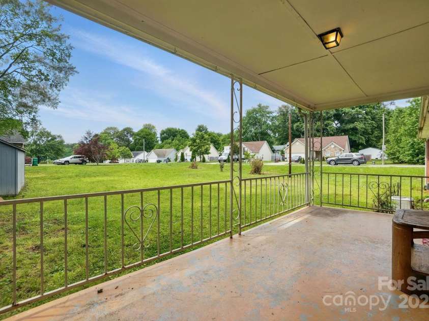 800 Old Little Rock Road, Charlotte, NC 28214.  MLS# CAR4258596, YatesRealty ID 13100. 