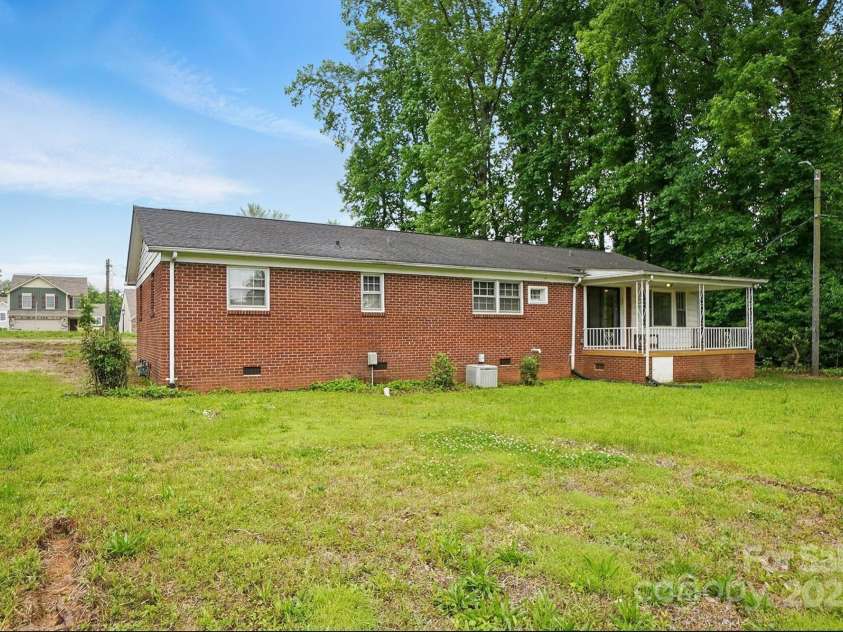 800 Old Little Rock Road, Charlotte, NC 28214.  MLS# CAR4258596, YatesRealty ID 13100. 