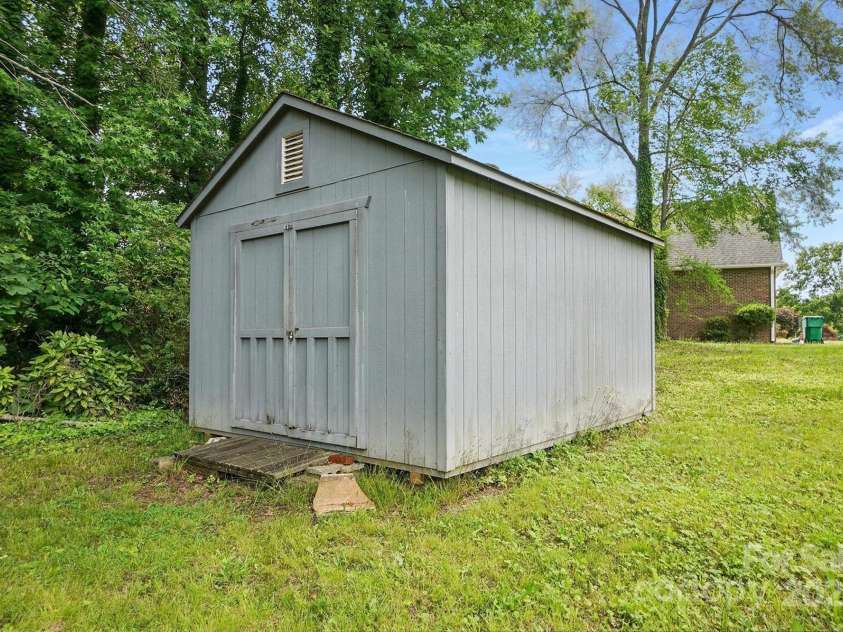 800 Old Little Rock Road, Charlotte, NC 28214.  MLS# CAR4258596, YatesRealty ID 13100. 