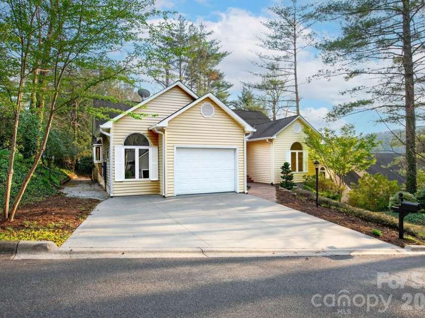 54 Wintergreen Drive, Brevard, NC 28712.  MLS# CAR4354196, YatesRealty ID 13101. 