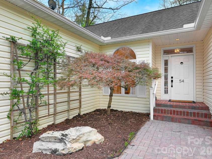 54 Wintergreen Drive, Brevard, NC 28712.  MLS# CAR4354196, YatesRealty ID 13101. 