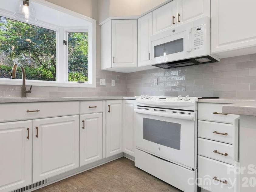 54 Wintergreen Drive, Brevard, NC 28712.  MLS# CAR4354196, YatesRealty ID 13101. 