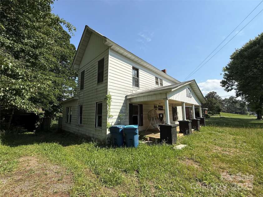 1445 33rd Street, Hickory, NC 28602.  MLS# CAR4259520, YatesRealty ID 13102. 