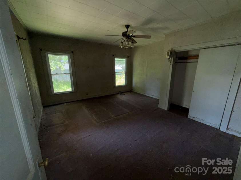 1445 33rd Street, Hickory, NC 28602.  MLS# CAR4259520, YatesRealty ID 13102. 