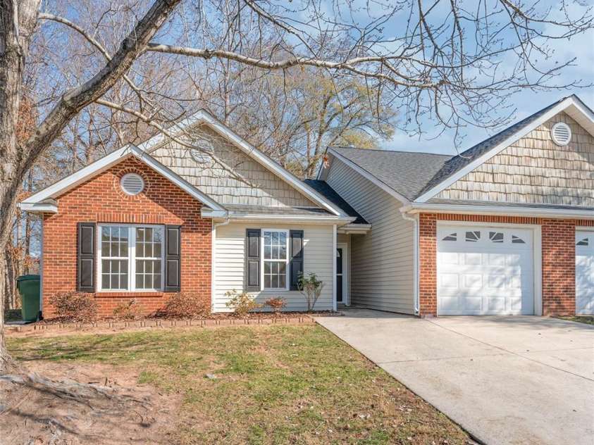112 Dujon Court, Mount Holly, NC 28120.  MLS# CAR4325125, YatesRealty ID 13103. 
