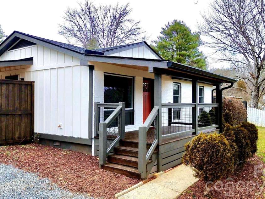 95 Loeb Drive, Brevard, NC 28712.  MLS# CAR4320988, YatesRealty ID 13104. 