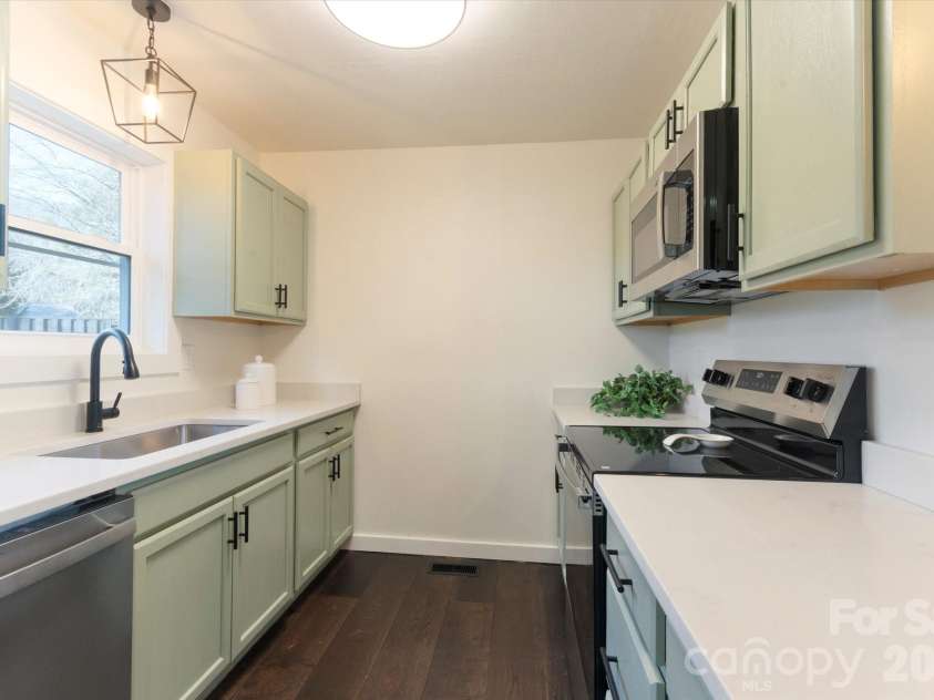 95 Loeb Drive, Brevard, NC 28712.  MLS# CAR4320988, YatesRealty ID 13104. 