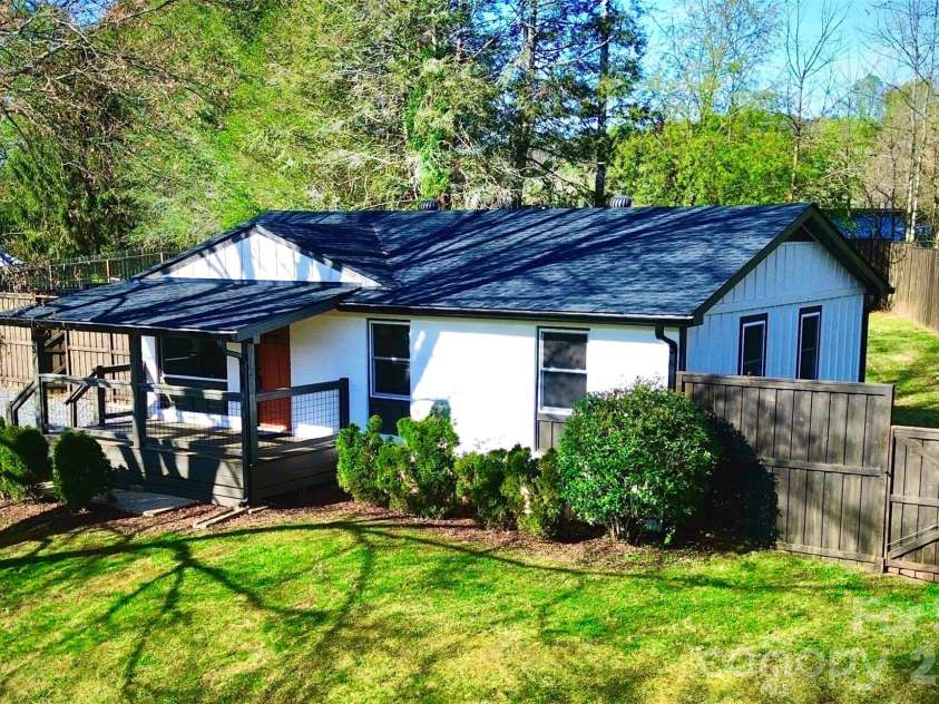 95 Loeb Drive, Brevard, NC 28712.  MLS# CAR4320988, YatesRealty ID 13104. 