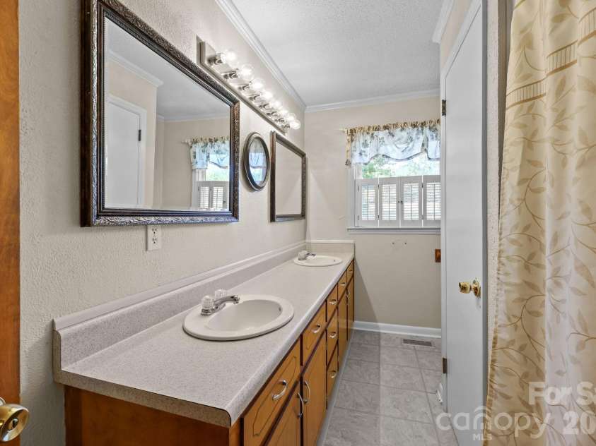 945 Alvin Hough Road, Midland, NC 28107.  MLS# CAR4309237, YatesRealty ID 13105. Main bath with 2 sinks and linen closet