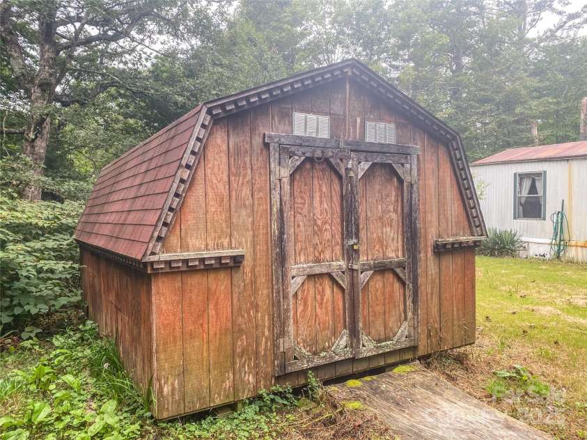 17 Howell Road, Brevard, NC 28712.  MLS# CAR4259559, YatesRealty ID 13107. 