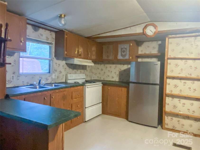 17 Howell Road, Brevard, NC 28712.  MLS# CAR4259559, YatesRealty ID 13107. 