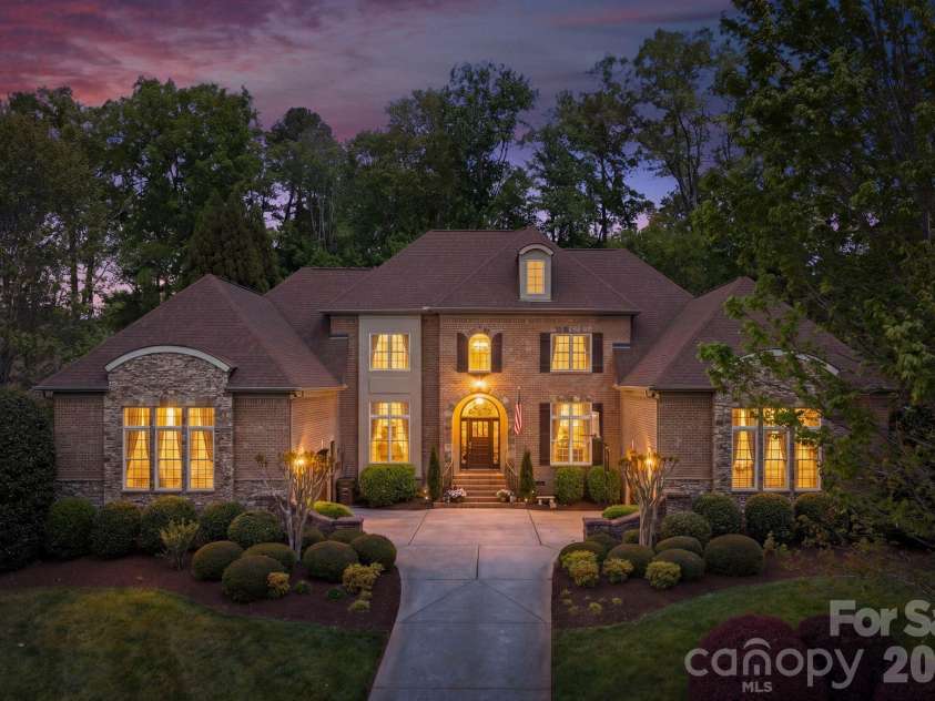 7004 Camrose Crossing Lane, Matthews, NC 28104.  MLS# CAR4367901, YatesRealty ID 13108. 