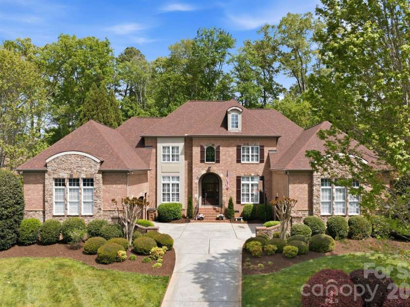 7004 Camrose Crossing Lane, Matthews, NC 28104.  MLS# CAR4367901, YatesRealty ID 13108. 