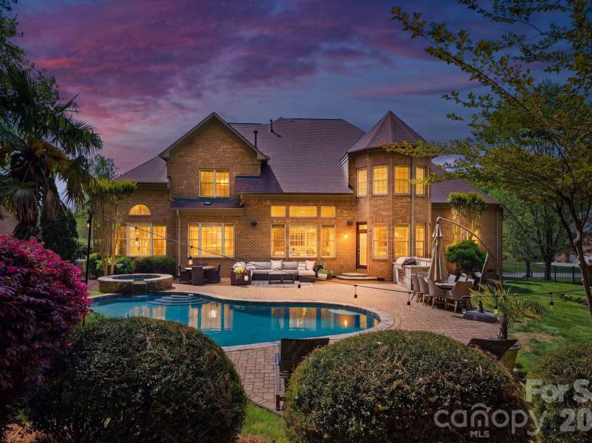 7004 Camrose Crossing Lane, Matthews, NC 28104.  MLS# CAR4367901, YatesRealty ID 13108. 