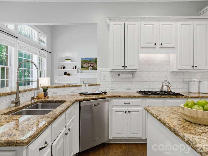 7004 Camrose Crossing Lane, Matthews, NC 28104.  MLS# CAR4367901, YatesRealty ID 13108. 