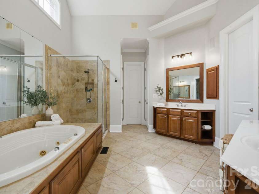 7004 Camrose Crossing Lane, Matthews, NC 28104.  MLS# CAR4367901, YatesRealty ID 13108. 