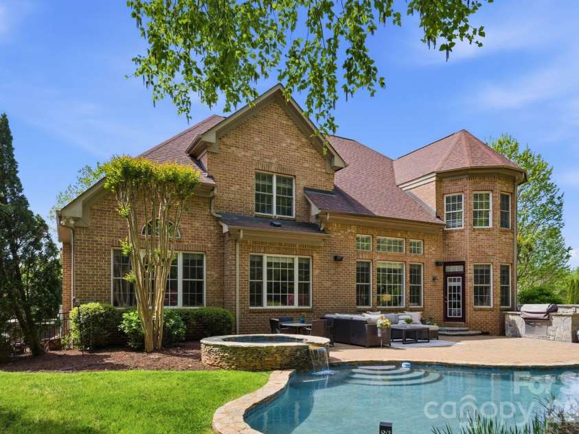 7004 Camrose Crossing Lane, Matthews, NC 28104.  MLS# CAR4367901, YatesRealty ID 13108. 