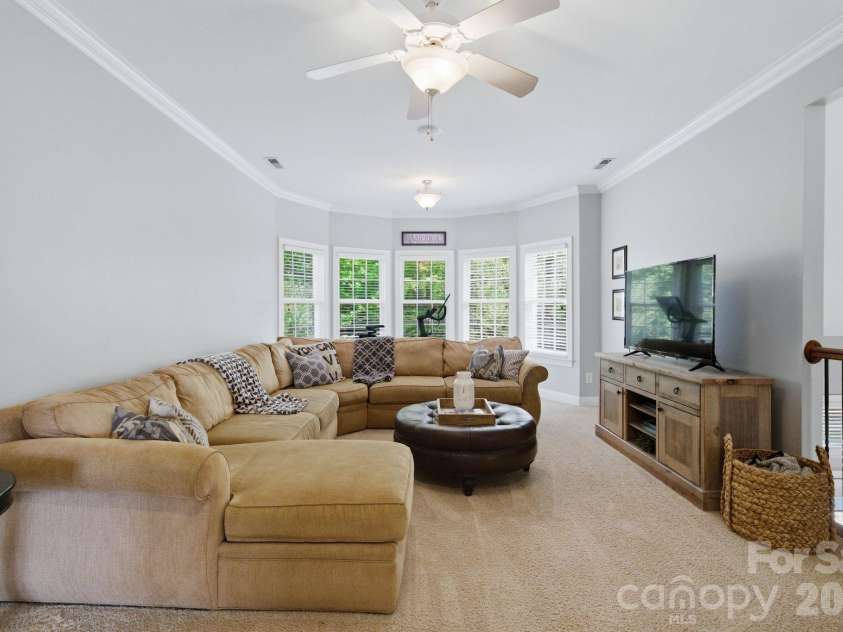 7004 Camrose Crossing Lane, Matthews, NC 28104.  MLS# CAR4367901, YatesRealty ID 13108. 