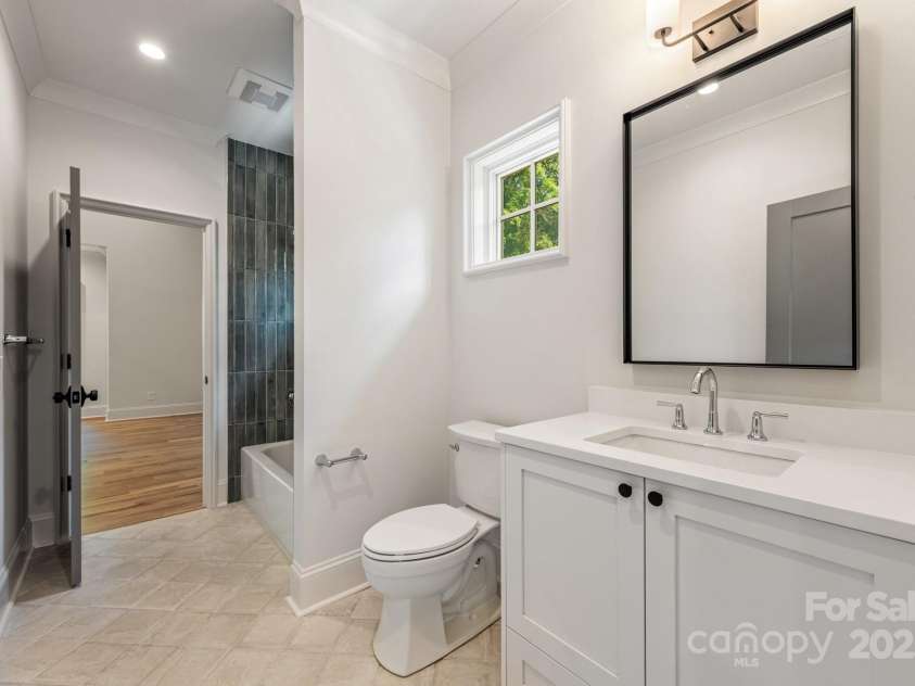 5601 Robinhood Road, Charlotte, NC 28211.  MLS# CAR4258800, YatesRealty ID 13109. Bathroom