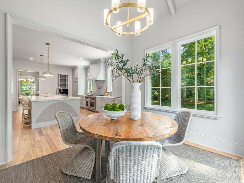 5601 Robinhood Road, Charlotte, NC 28211.  MLS# CAR4258800, YatesRealty ID 13109. Breakfast Room with tons of light!