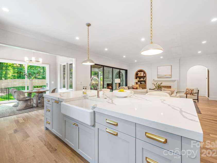 5601 Robinhood Road, Charlotte, NC 28211.  MLS# CAR4258800, YatesRealty ID 13109. Open floor plan