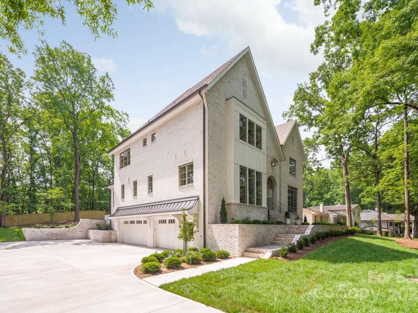 5601 Robinhood Road, Charlotte, NC 28211.  MLS# CAR4258800, YatesRealty ID 13109. Rare 3-car garage in Sherwood Forest!