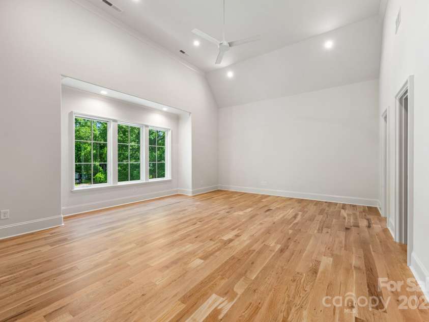 5601 Robinhood Road, Charlotte, NC 28211.  MLS# CAR4258800, YatesRealty ID 13109. Spacious Bonus Room