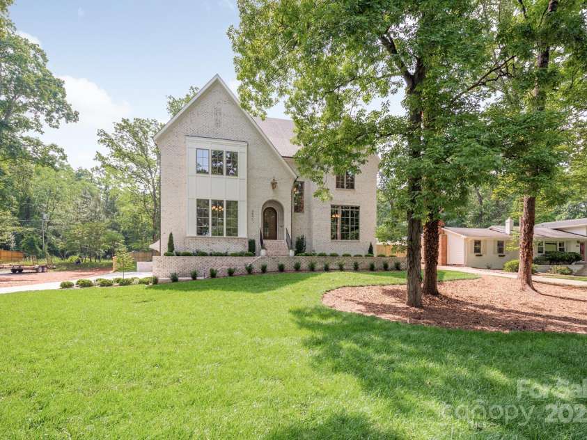 5601 Robinhood Road, Charlotte, NC 28211.  MLS# CAR4258800, YatesRealty ID 13109. Welcome Home!