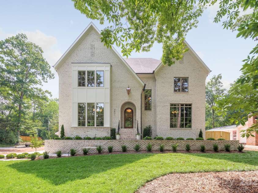5601 Robinhood Road, Charlotte, NC 28211.  MLS# CAR4258800, YatesRealty ID 13109. Welcome Home to 5601 Robinhood