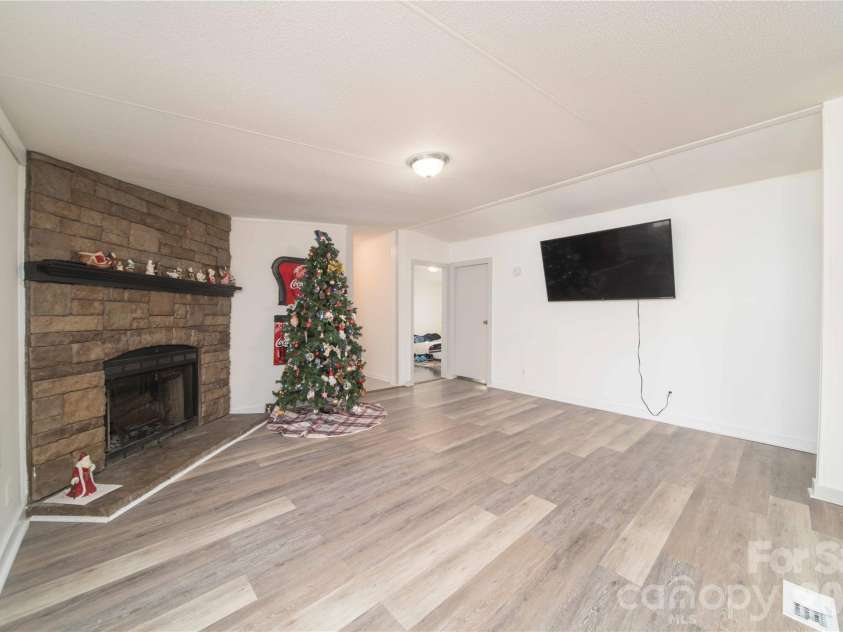 675 Hares Way Way, Lincolnton, NC 28092.  MLS# CAR4330640, YatesRealty ID 1311. 