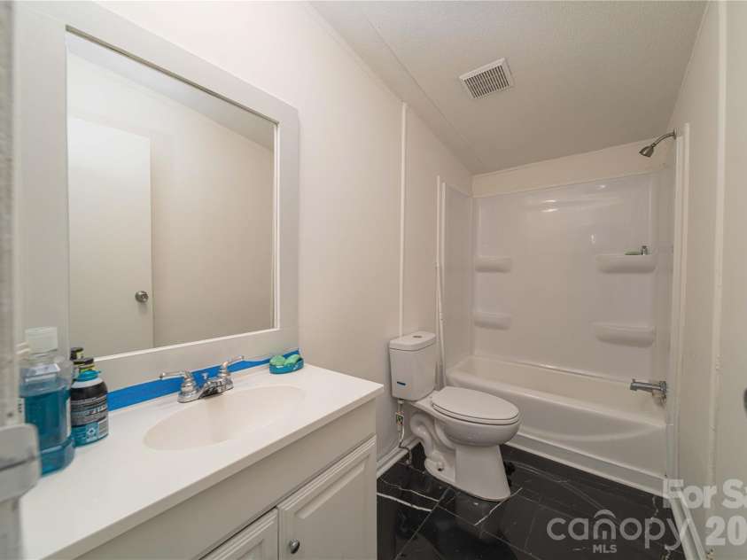 675 Hares Way Way, Lincolnton, NC 28092.  MLS# CAR4330640, YatesRealty ID 1311. 