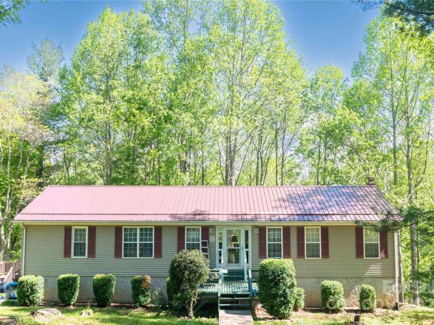 120 Powderhorn Drive, Burnsville, NC 28714.  MLS# CAR4258833, YatesRealty ID 13111. 