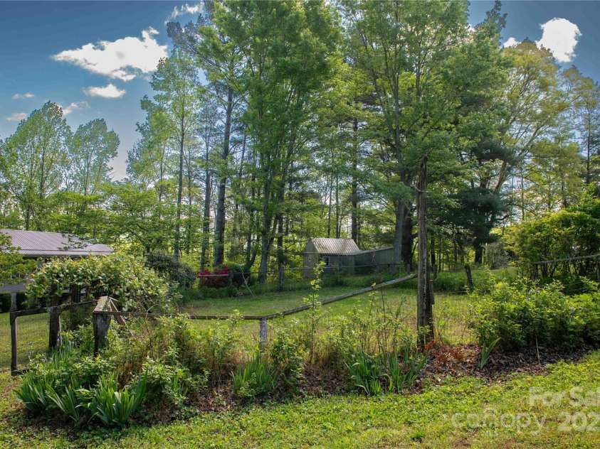 120 Powderhorn Drive, Burnsville, NC 28714.  MLS# CAR4258833, YatesRealty ID 13111. 