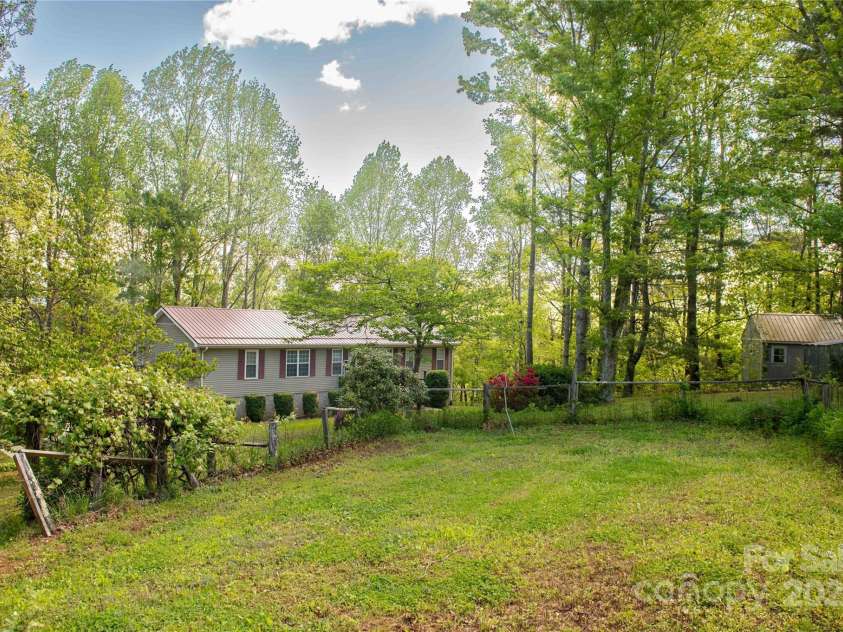 120 Powderhorn Drive, Burnsville, NC 28714.  MLS# CAR4258833, YatesRealty ID 13111. 