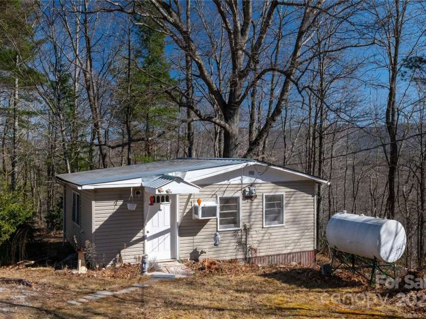 120 Powderhorn Drive, Burnsville, NC 28714.  MLS# CAR4258833, YatesRealty ID 13111. 