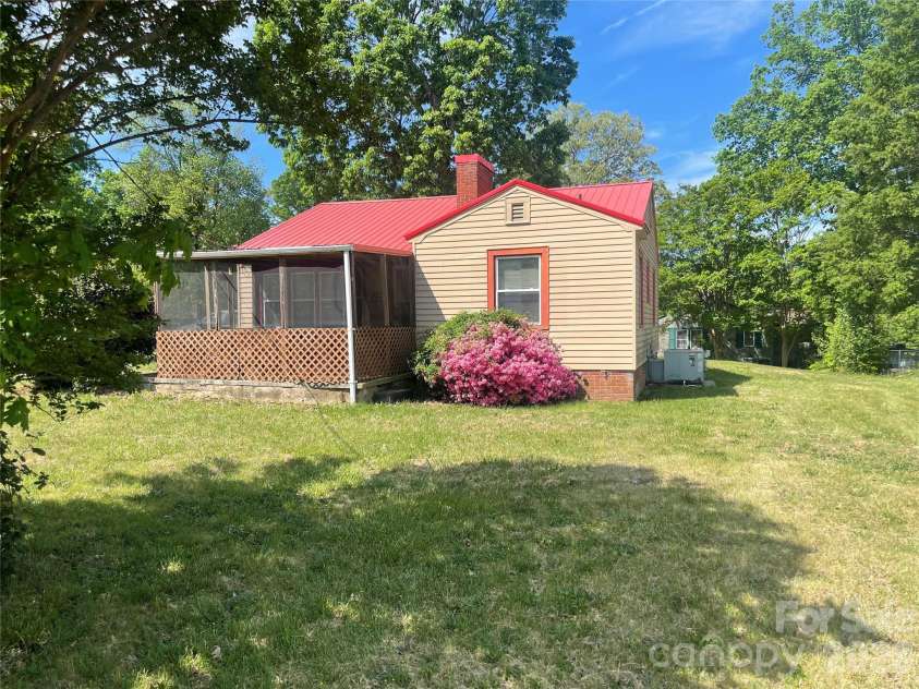 950 Cliff Road, Asheboro, NC 27203.  MLS# CAR4361096, YatesRealty ID 13111. 