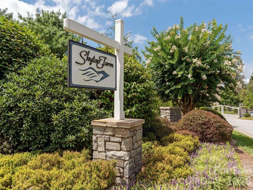 90 Drummond Circle, Hendersonville, NC 28791.  MLS# CAR4369417, YatesRealty ID 13113. 