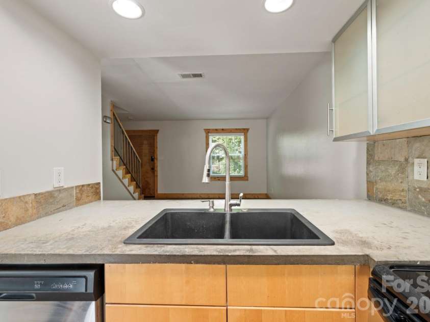 636 Chipley Avenue, Charlotte, NC 28205.  MLS# CAR4360288, YatesRealty ID 13117. 