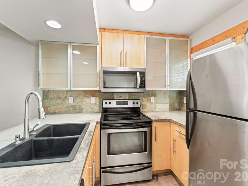 636 Chipley Avenue, Charlotte, NC 28205.  MLS# CAR4360288, YatesRealty ID 13117. 