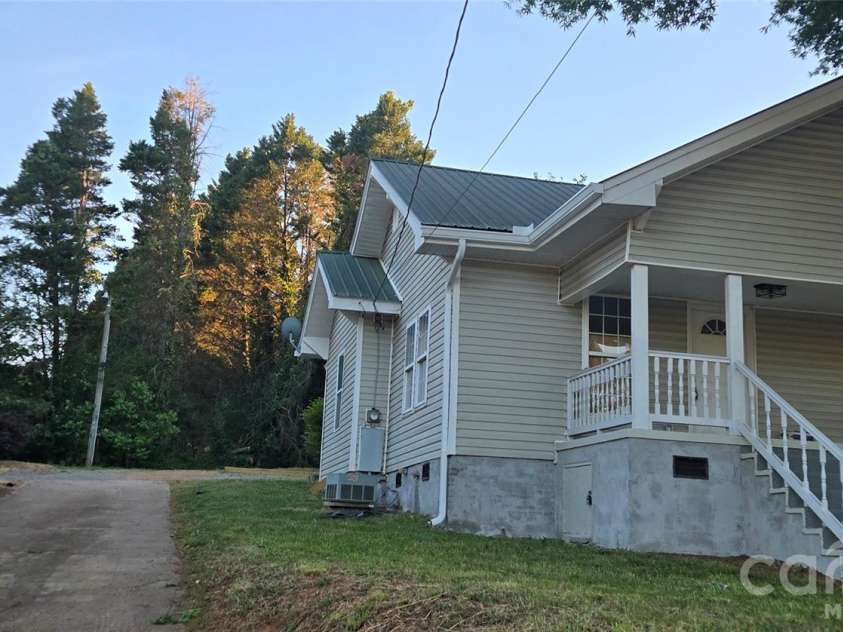 227 B Street, Newton, NC 28658.  MLS# CAR4371674, YatesRealty ID 13119. 