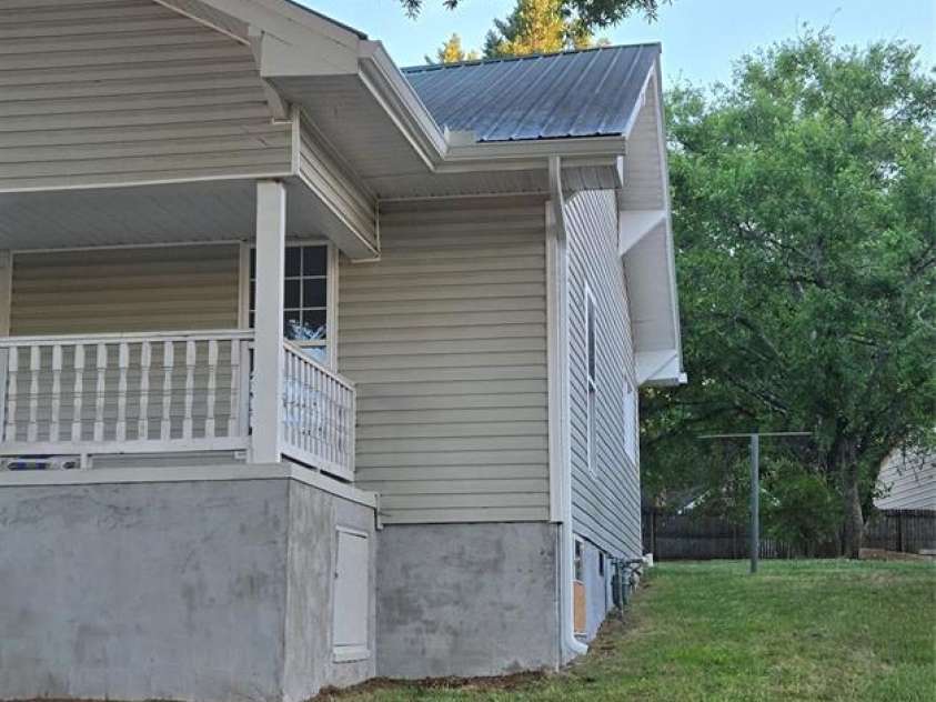 227 B Street, Newton, NC 28658.  MLS# CAR4371674, YatesRealty ID 13119. 