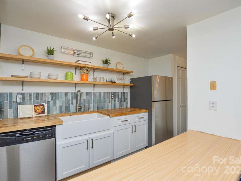 9325 Old Concord Road, Charlotte, NC 28213.  MLS# CAR4276342, YatesRealty ID 13120. New stainless steel appliances