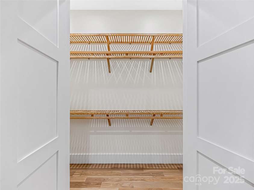 435 Barrington Drive, Asheville, NC 28803.  MLS# CAR4235274, YatesRealty ID 13124. Primy suite wak-inclosit