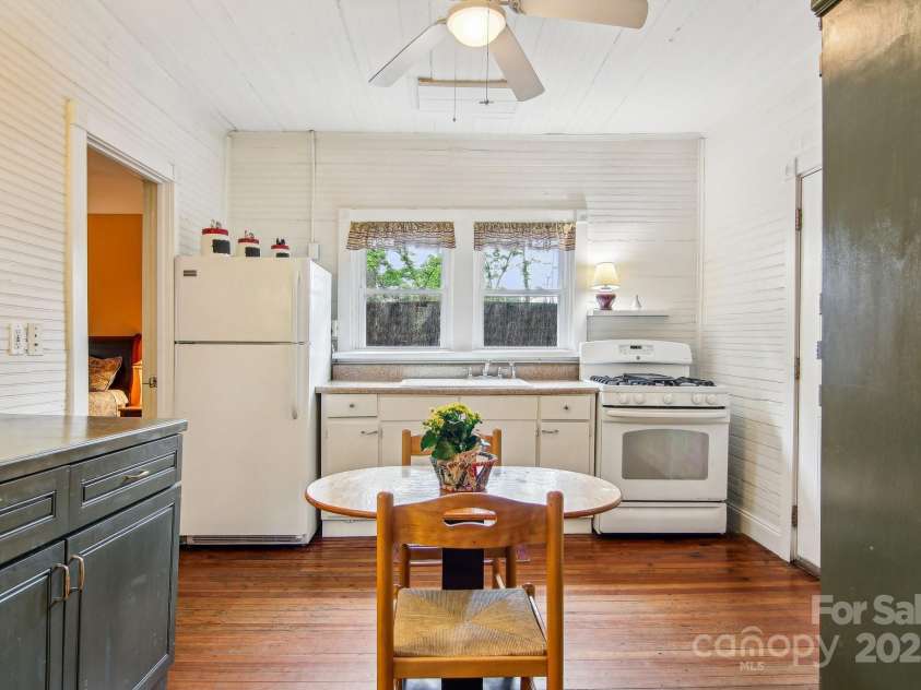 11 Club Street, Asheville, NC 28801.  MLS# CAR4252063, YatesRealty ID 13126. 