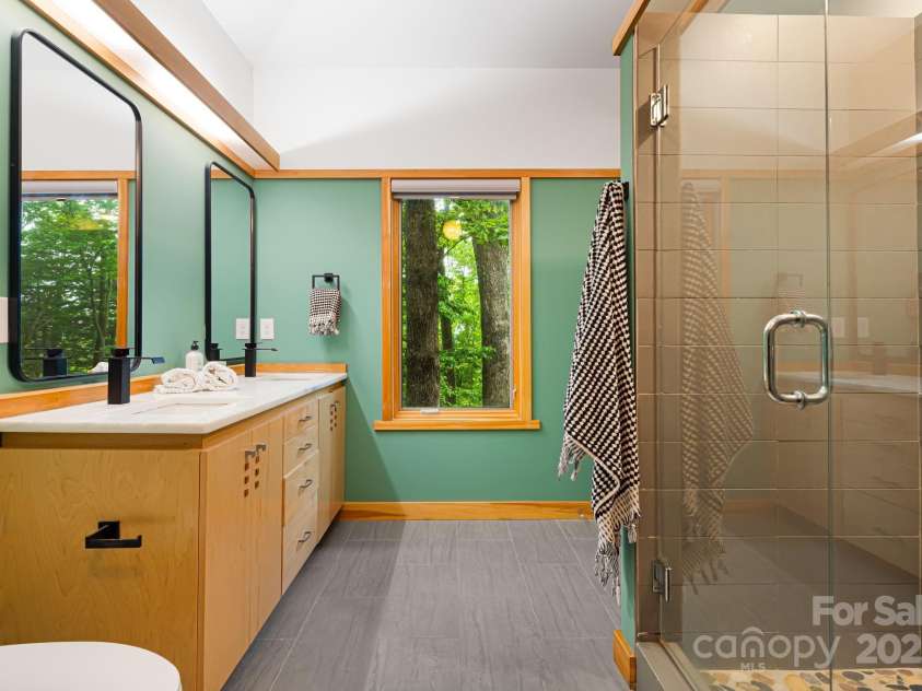 18 Balsam Court, Arden, NC 28704.  MLS# CAR4256080, YatesRealty ID 13127. PRIMARY BATH