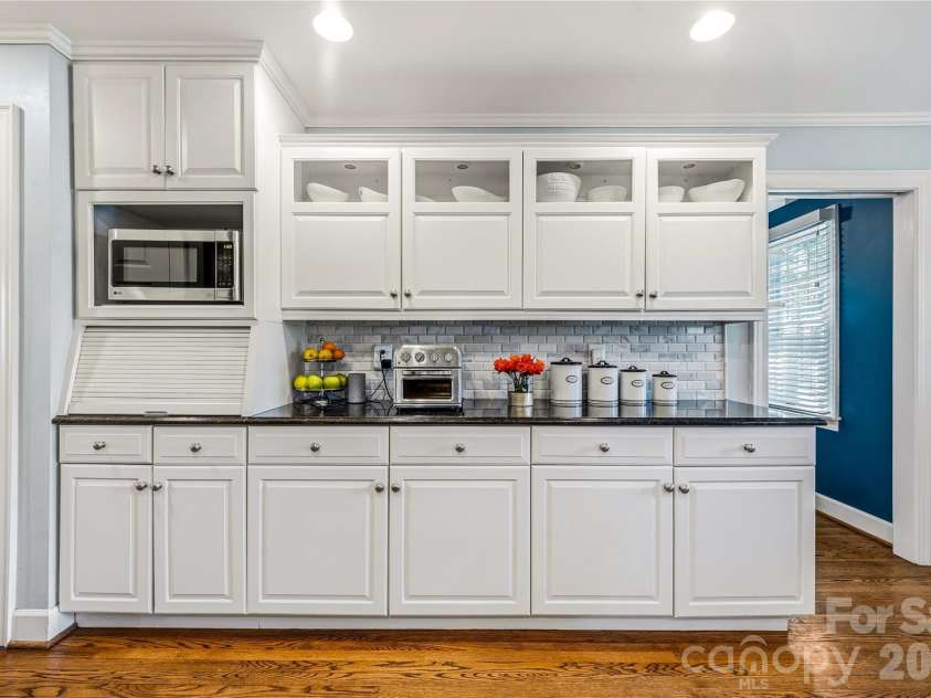 1218 Everette Place, Hendersonville, NC 28791.  MLS# CAR4370494, YatesRealty ID 13130. 