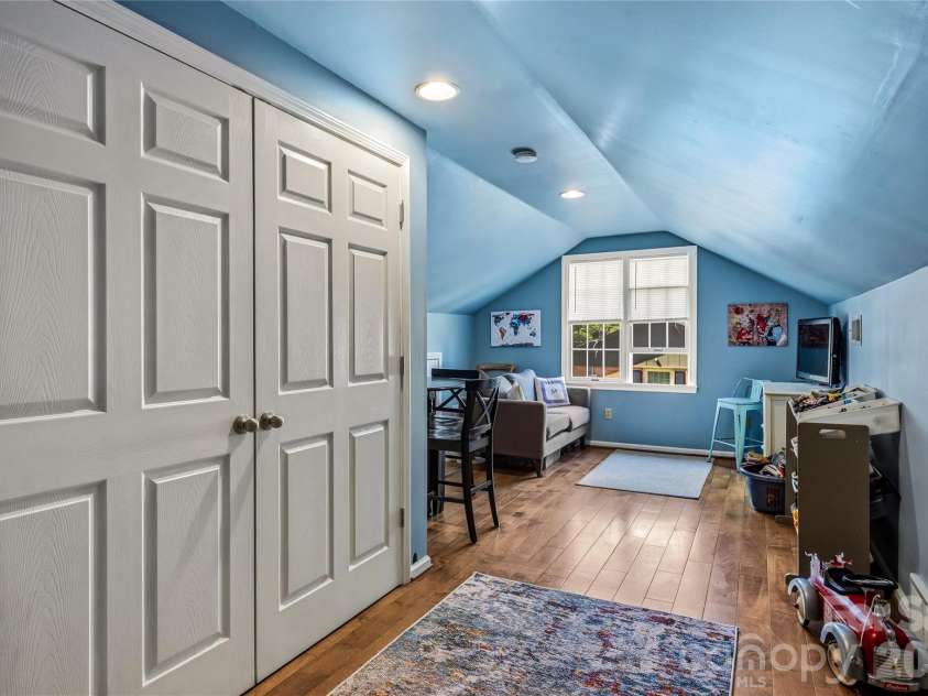 1218 Everette Place, Hendersonville, NC 28791.  MLS# CAR4370494, YatesRealty ID 13130. 