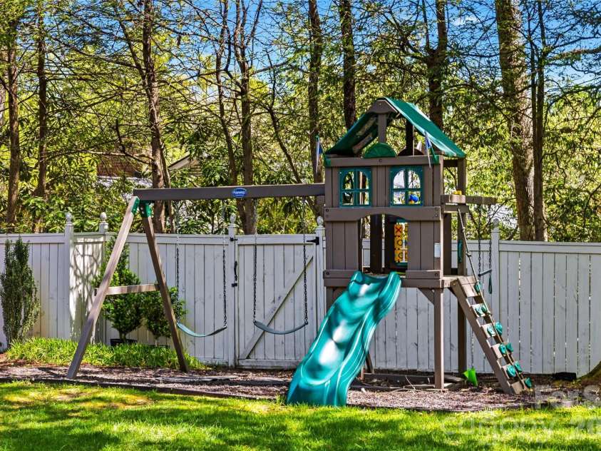 1218 Everette Place, Hendersonville, NC 28791.  MLS# CAR4370494, YatesRealty ID 13130. 
