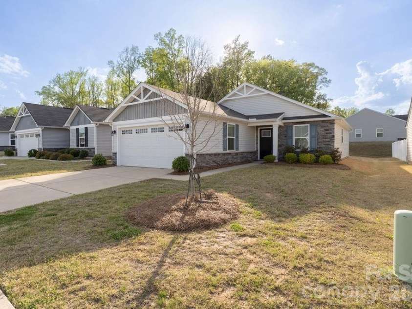 9747 Wardley Drive, Charlotte, NC 28215.  MLS# CAR4365295, YatesRealty ID 13131. 