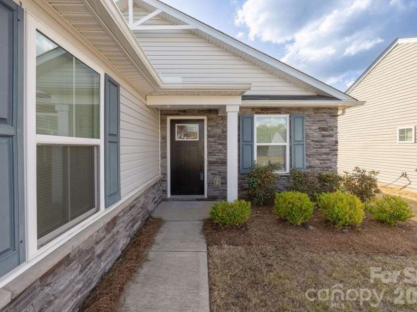 9747 Wardley Drive, Charlotte, NC 28215.  MLS# CAR4365295, YatesRealty ID 13131. 